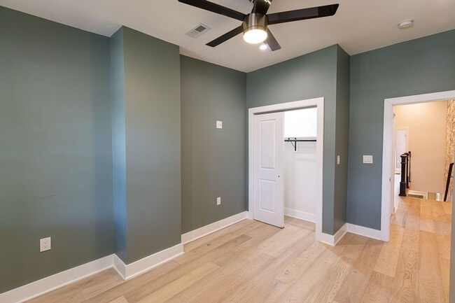 Building Photo - Beautifully Updated 4 Bed/3.5 Bath Row-Hom...