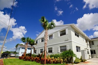 Building Photo - LARGE NEWLY RENOVATED 2 BEDROOM APARTMENTS Application fee is waived during move in