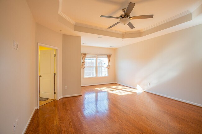 Building Photo - Stunning 3 BR/2.5 BA Townhome in Greenbelt!