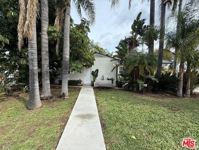 Building Photo - 7006 Encino Ave