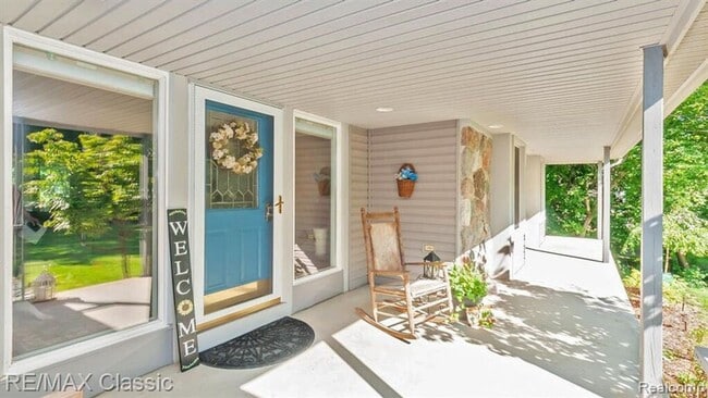 Building Photo - AVAILABLE - Waterfront Home!