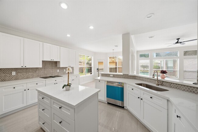 Building Photo - 5622 Lake Pl Dr