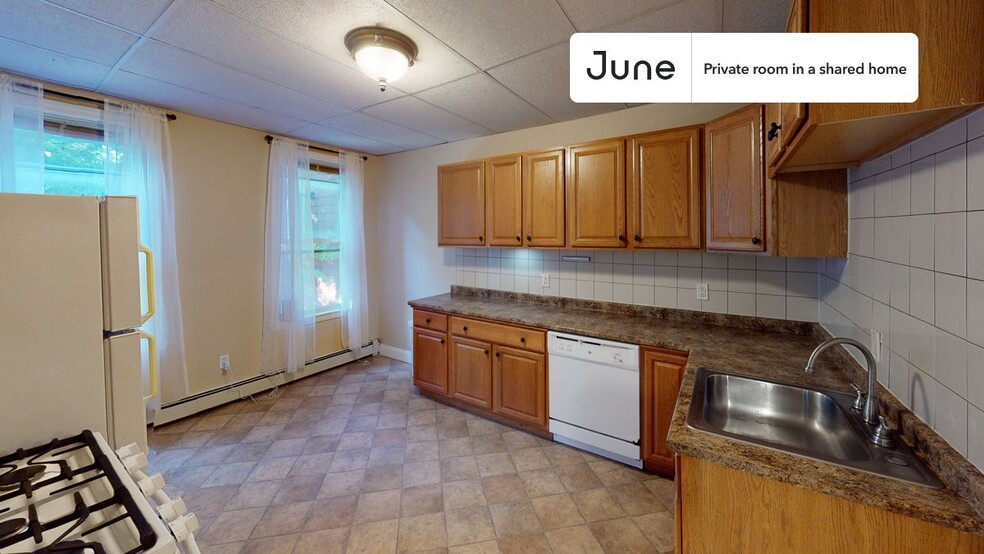 Building Photo - Private bedroom in 3 bed/1 bath Home