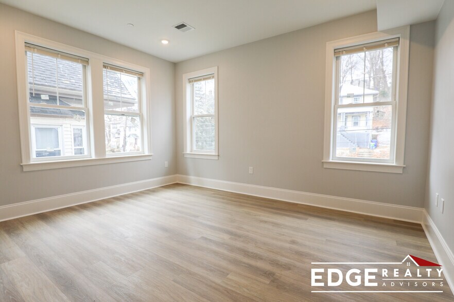 Building Photo - 108 Brooks St