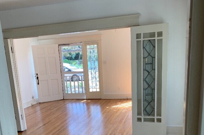 Building Photo - 847 Venezia Ave