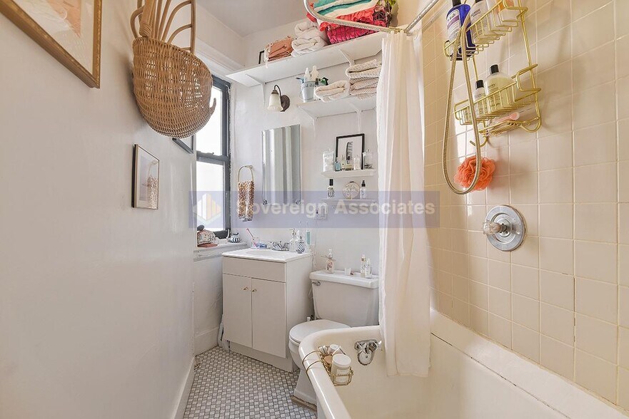 Building Photo - 170 W 89th St