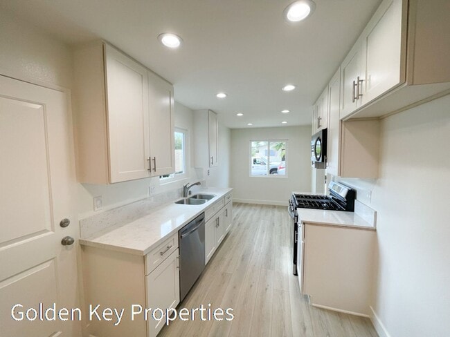 Building Photo - Beautifully remodeled property located in ...