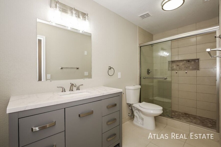 Building Photo - 1030 W Moorpoint Dr