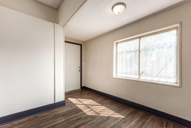 Building Photo - 842 St Clair Ave