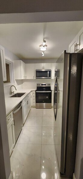 Building Photo - 394 N Laurel Dr