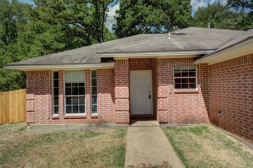 Building Photo - 2402 Jaguar Ct