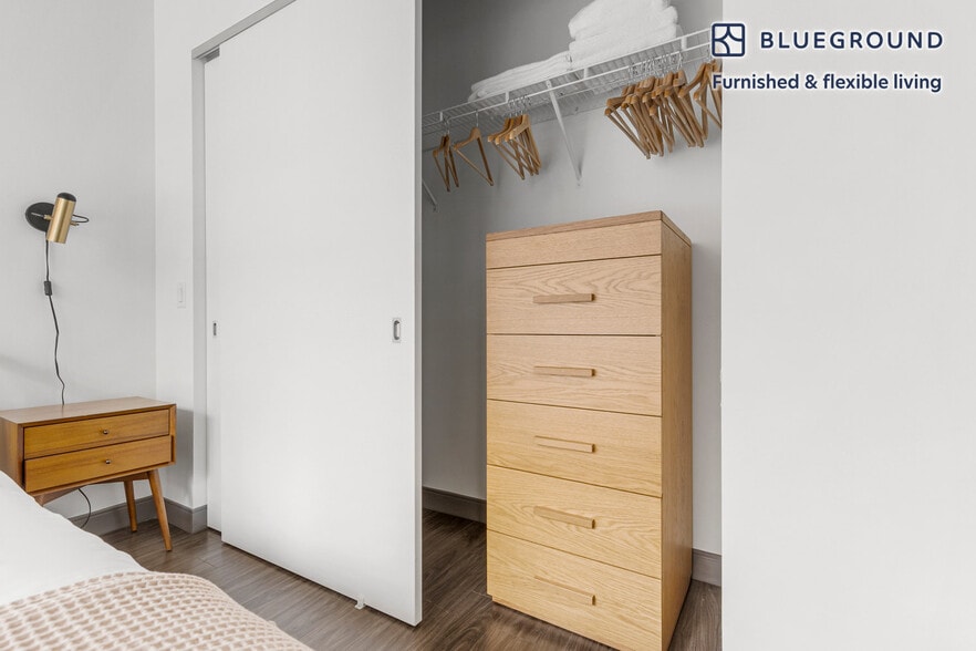 Building Photo - 215 W Lake St