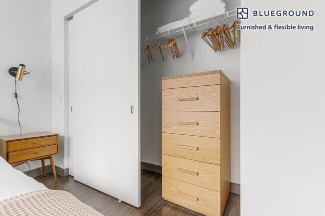 Building Photo - 215 W Lake St