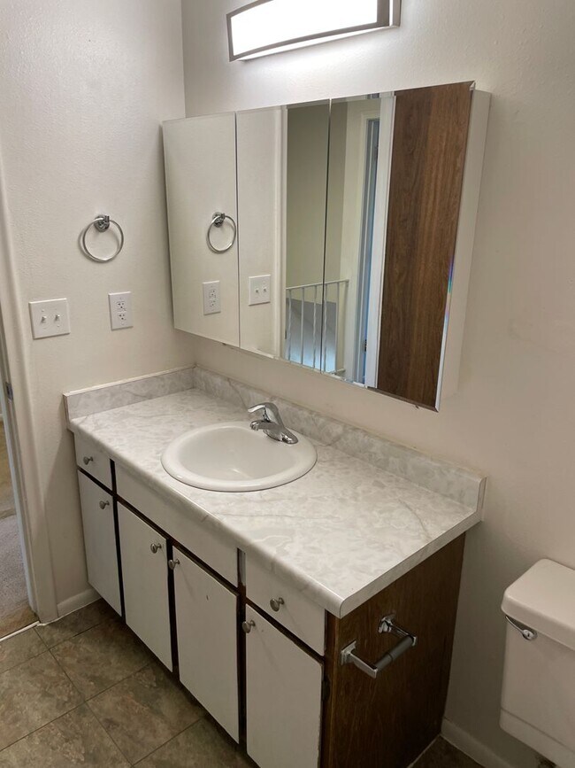 Building Photo - 2 Bedroom, 1.5 Bathroom Twin Home in West ...