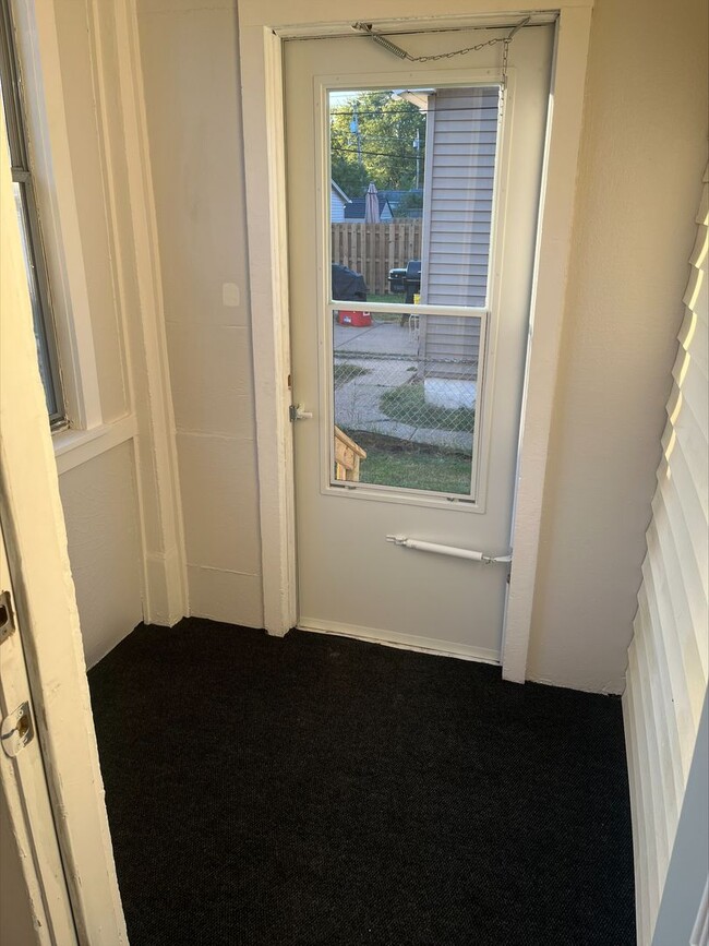 Building Photo - Adorable updated home in Moline!