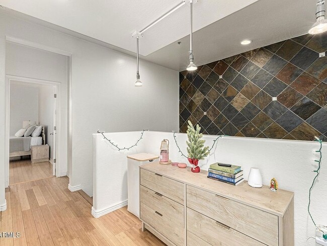 Building Photo - 706 E Washington St