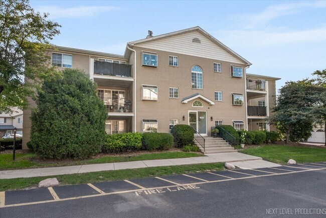 Building Photo - 451 Valley Dr