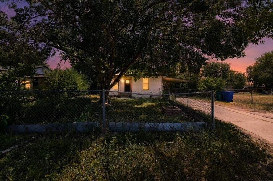 Building Photo - 2906 Christian Dr
