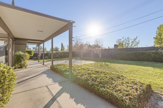 Building Photo - Stunning Mid-Century Modern 4 BR 3 BA with Bonus Room and Office