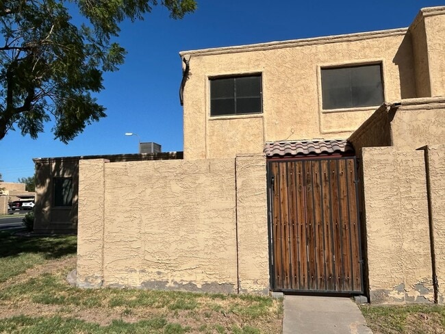 Building Photo - 948 S Alma School Rd