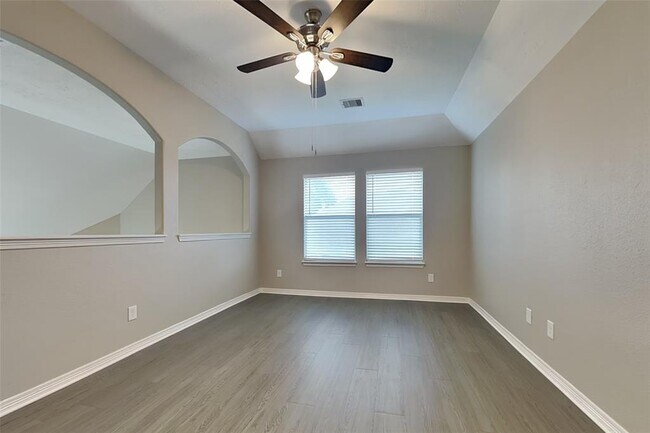 Building Photo - 8000 N Tarrytown Crossing Dr