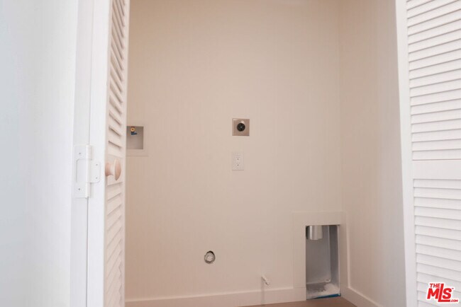 Building Photo - 1515 S Hayworth Ave