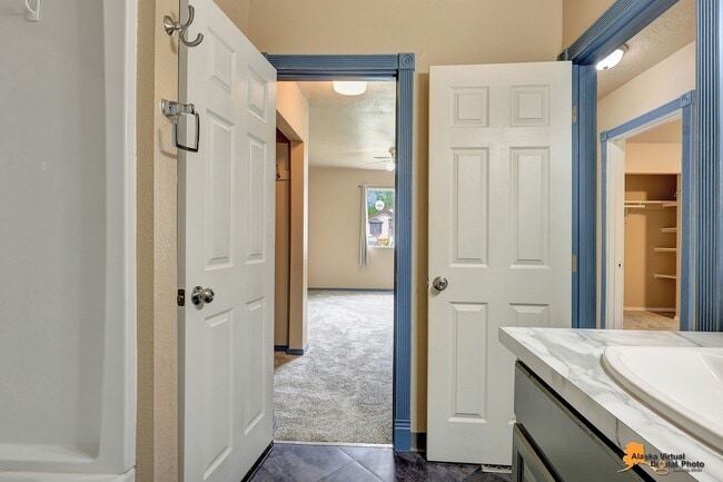 Building Photo - East Anchorage Home with In Unit Laundry a...