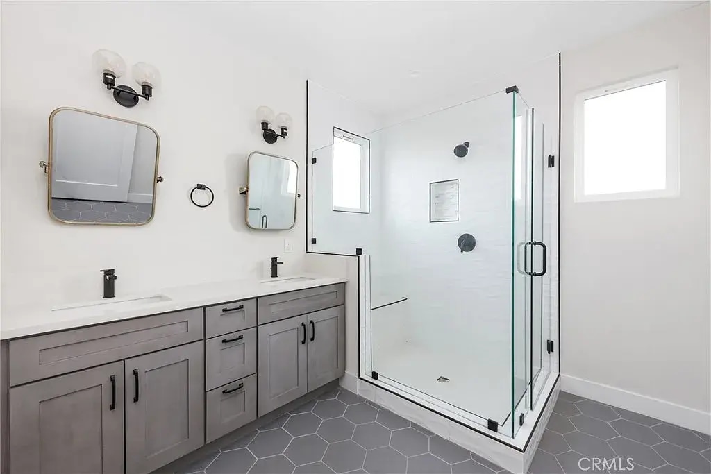 Master Bathroom - 2020 Brentwood Pl