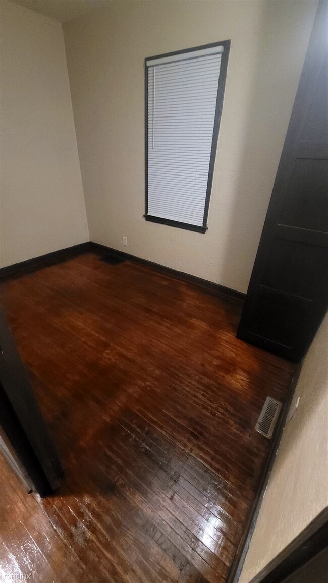 Building Photo - 2 br, 1 bath Townhome - 401 North Dewey St...