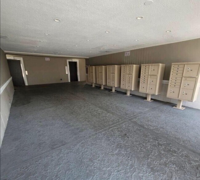 Building Photo - 5100 SW 41st St