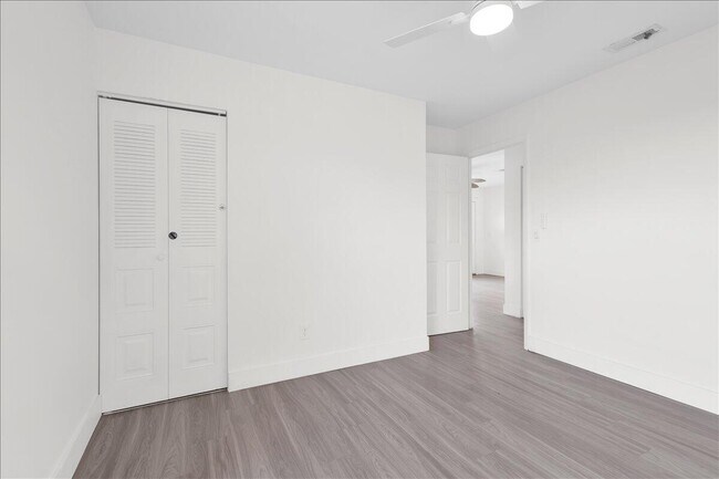 Building Photo - 841 NW Riverside Dr