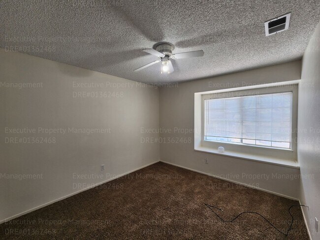 Building Photo - 3 bedroom/ 2.5 bathroom