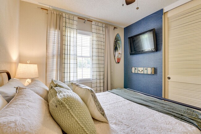 Building Photo - 310 Coral Dr SW