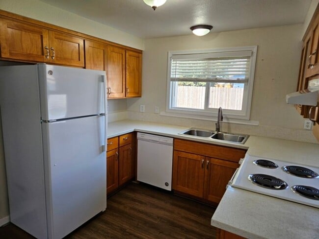 Building Photo - 3Bd/2Ba Single Story Home-Available to View!