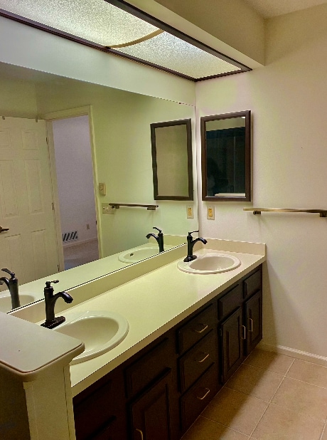 Building Photo - 3 bedroom 3 bathroom Condo in The Oaks