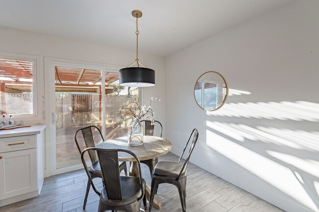 Building Photo - Gated community townhome- fully updated!