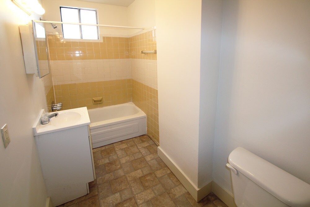 Building Photo - 523 Jeanette St