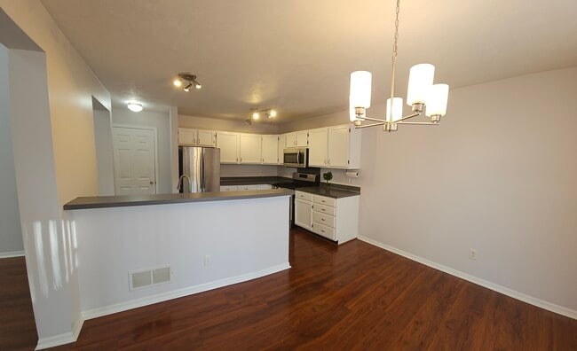 Building Photo - 3910 Old Elm Dr SE