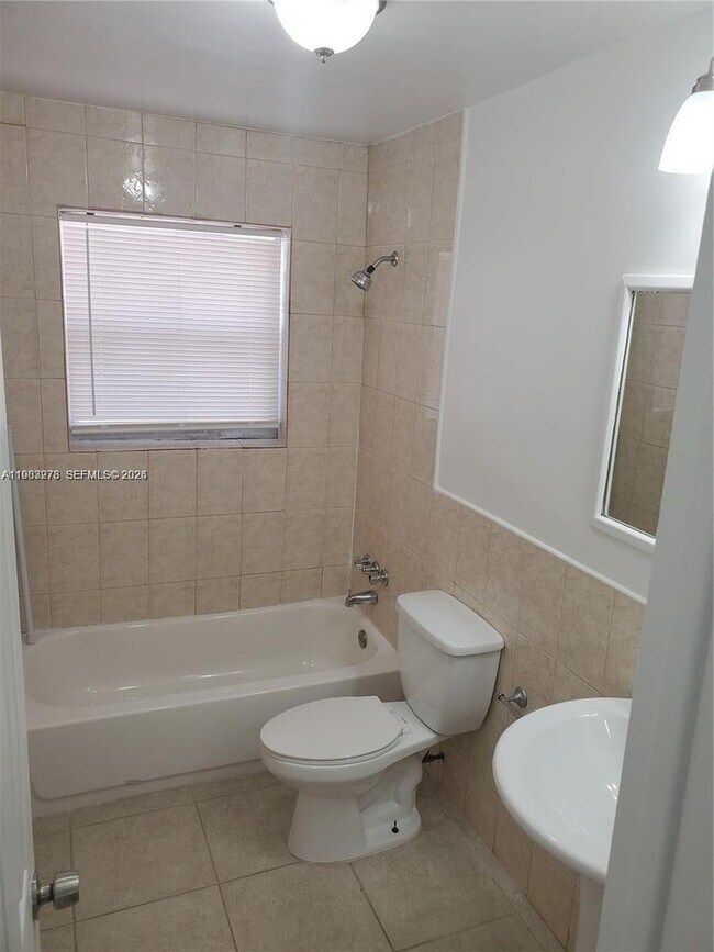 Building Photo - 831 SW 14th Ct