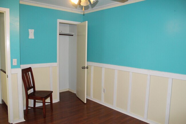 Building Photo - Beautiful 3 bedroom Lakefront Home