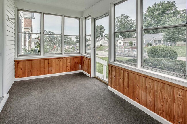 Building Photo - Charming Aksarben Gem