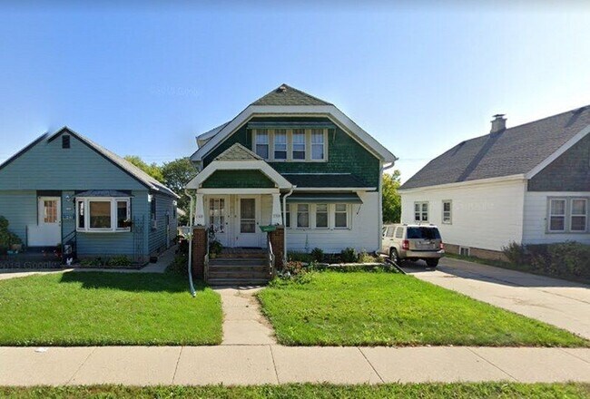Front View - 1962 S 92nd St
