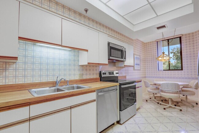 Building Photo - 11370 12 Oaks Way