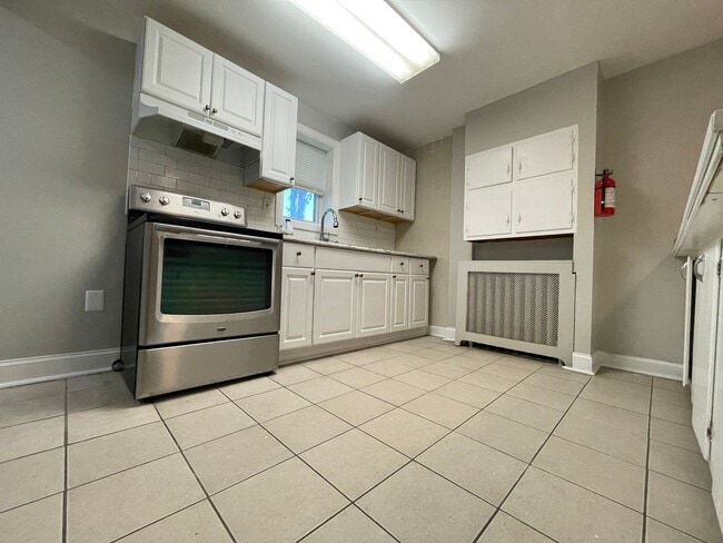 Building Photo - Newly Renovated 3 Bed, 1.5 Bath in Fairview!