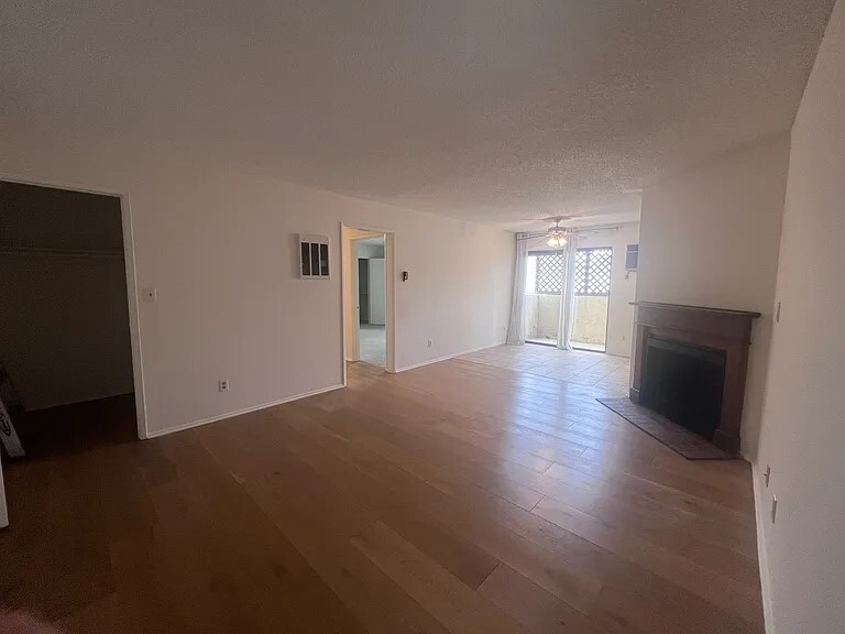 Unit 105 2 Bd/2BA Avialable Now - 3717 Vinton Ave