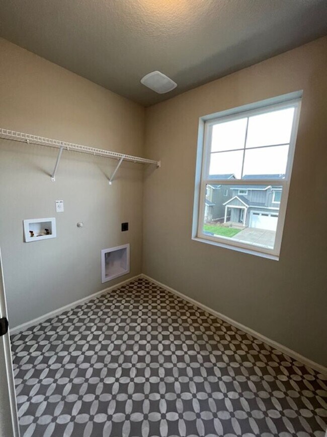 Building Photo - $500 off first month! 4 Bedroom 2.5 Bath Home McMinnville OR