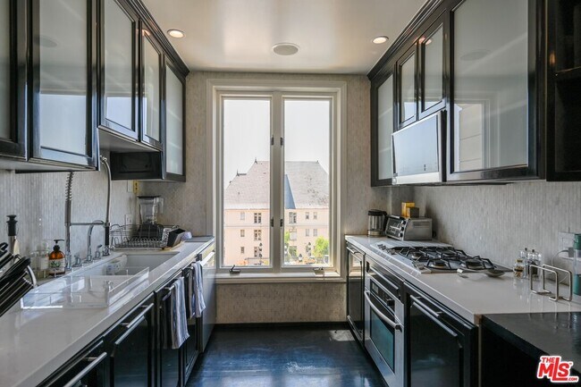 Building Photo - 1424 N Crescent Heights Blvd