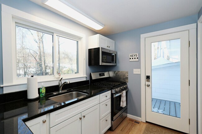 Building Photo - 6 Indian Ave