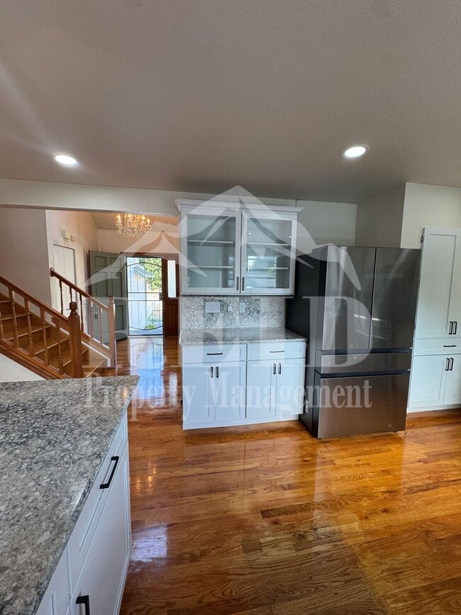 Building Photo - 979 NW Calypso Cir