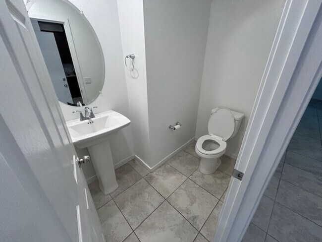 Building Photo - 3 bedroom townhome in Henderston gated community
